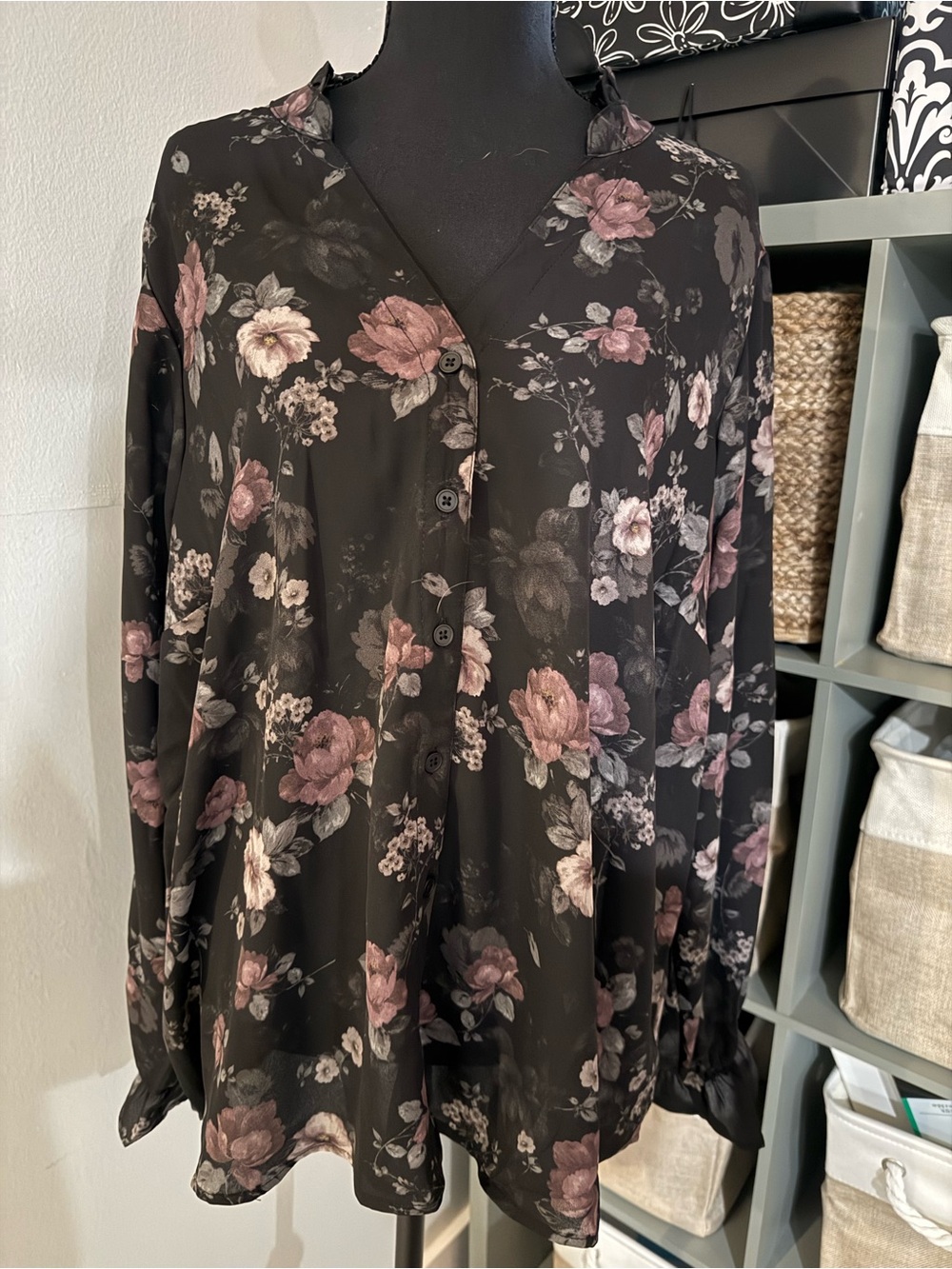 torrid Black Button-Down Blouse with Dusty Rose Floral size 0 Large